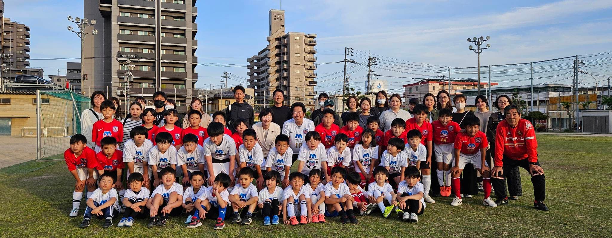 地元の小学生サッカークラブチームへ、ユニフォームとTシャツを寄贈しました