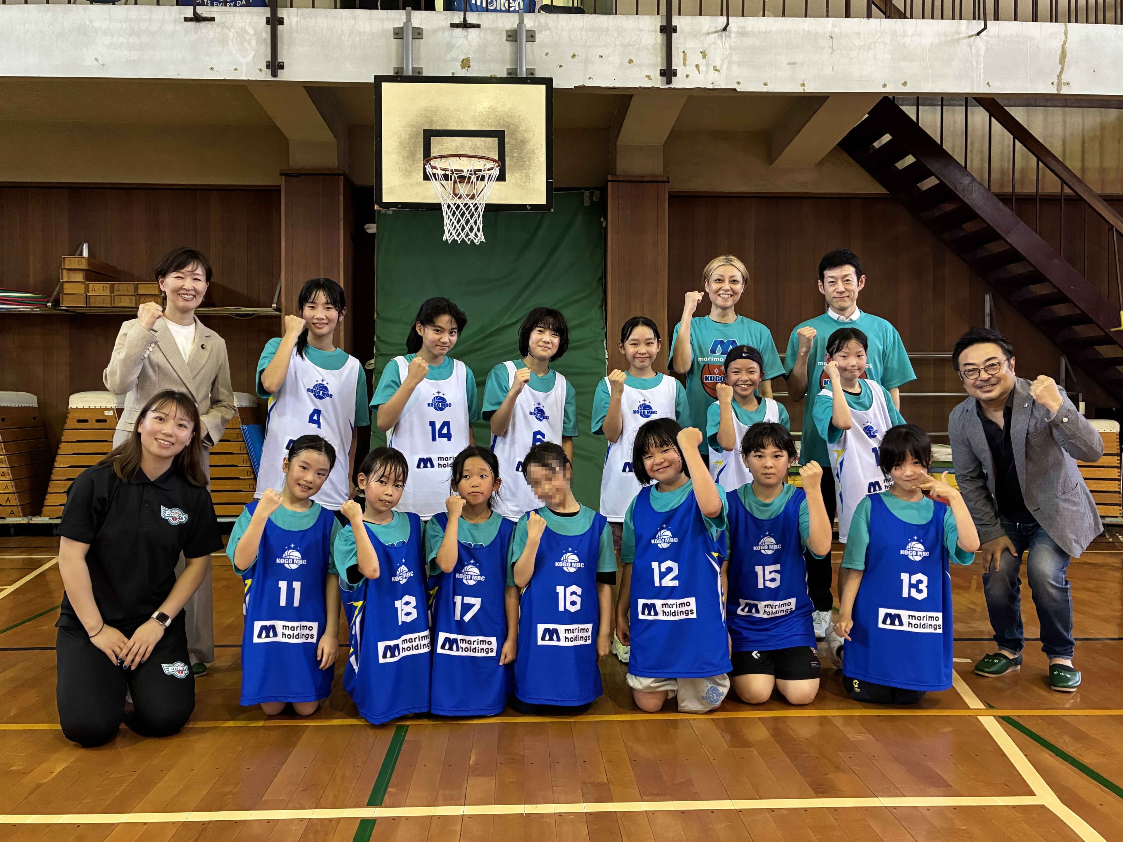 女子ミニバスケットボール部の庚午MBCへ、リバーシブルビブスとTシャツを寄贈しました