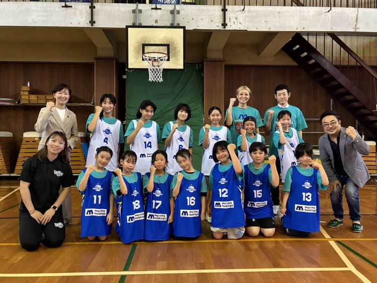 女子ミニバスケットボール部の庚午MBCへ、リバーシブルビブスとTシャツを寄贈しました