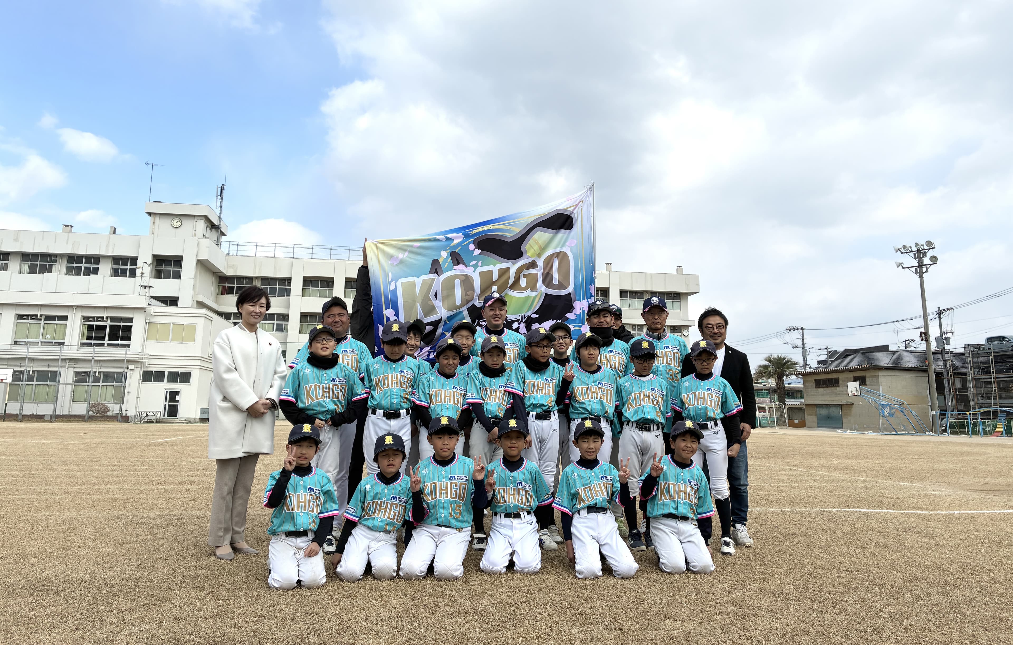 庚午ソフトボール部へ、ユニフォームとTシャツを寄贈しました